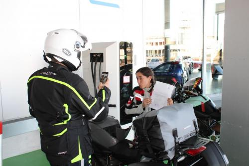 alicia sornosa grabando en cargador eléctrico zoilo ríos