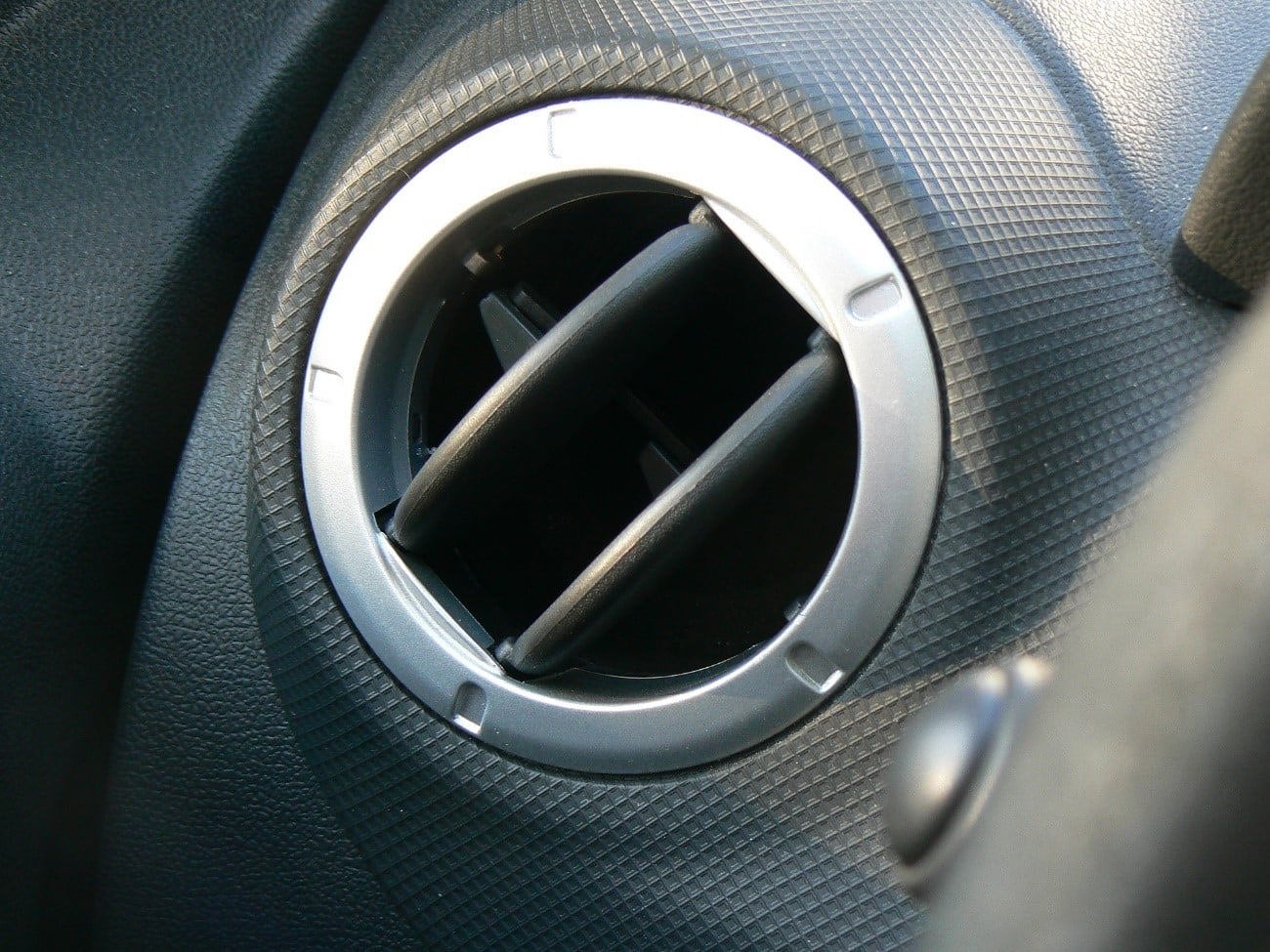 Avería aire acondicionado coche: fallos comunes y cómo solucionarlos