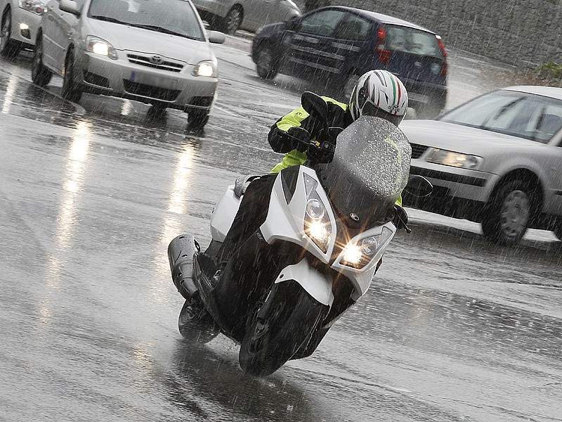 conducir moto lluvia