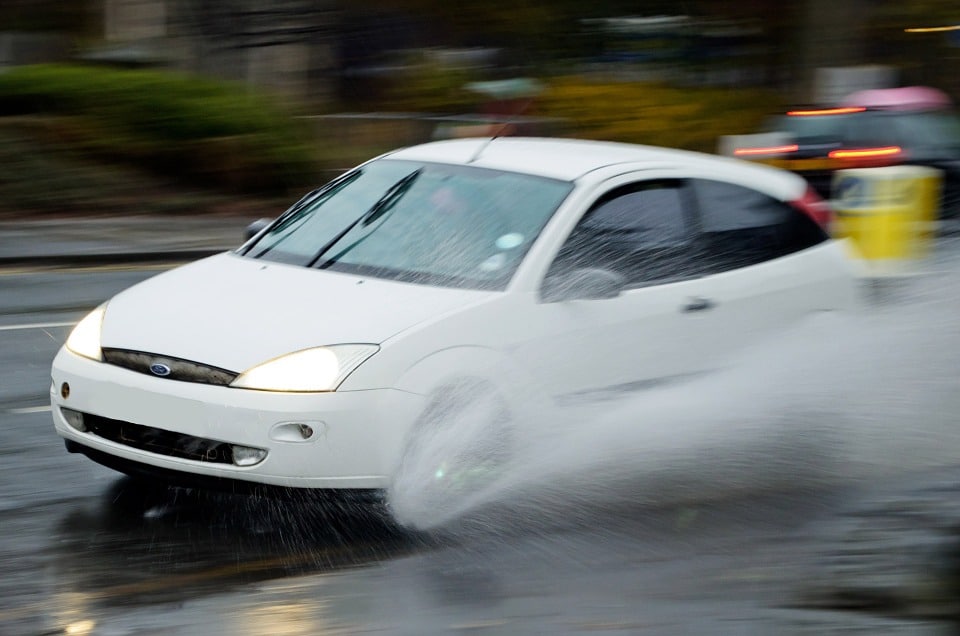evitar aquaplaning
