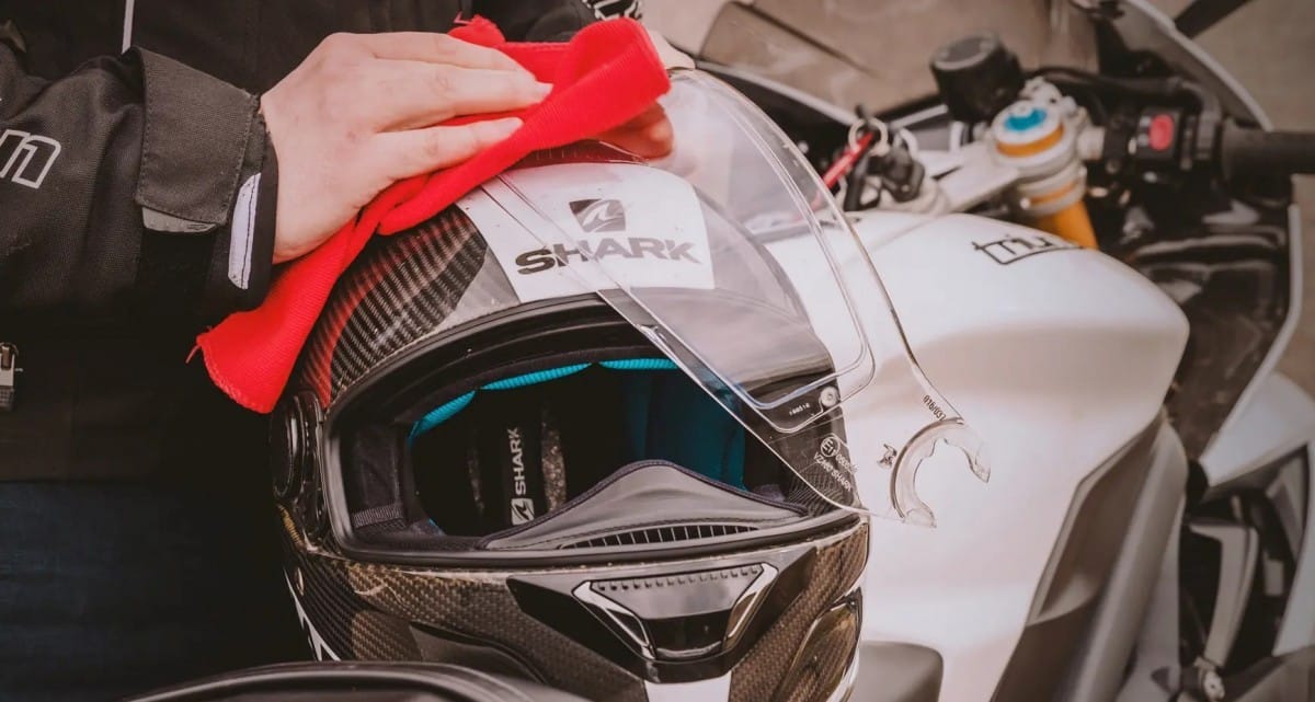 limpiar casco moto