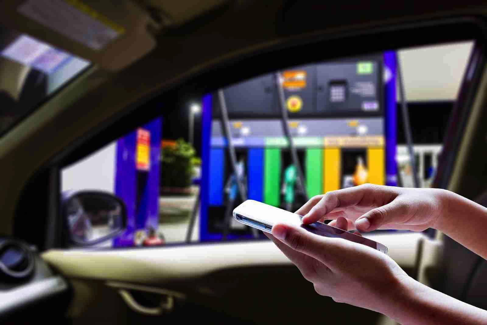 Uso del móvil en gasolineras. ¿Se puede utilizar el móvil en una estación de servicio?