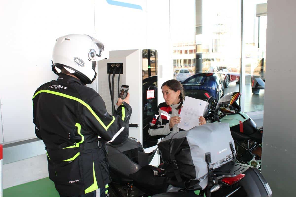 alicia sornosa grabando en cargador eléctrico zoilo ríos alicia sornosa grabando en cargador eléctrico zoilo ríos