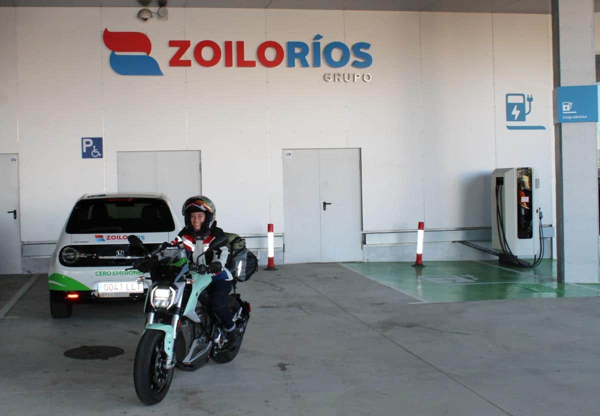 alicia sornosa en la estación de servicio los ibones de zoilo ríos alicia sornosa en la estación de servicio los ibones de zoilo ríos